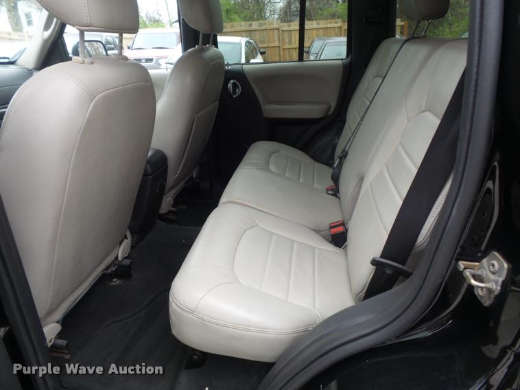 image for item K7690 2004 Jeep Liberty Limited SUV