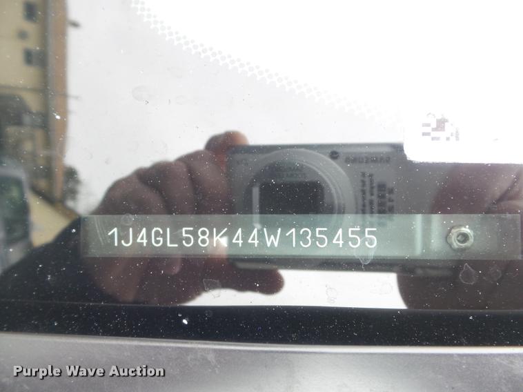 image for item K7690 2004 Jeep Liberty Limited SUV