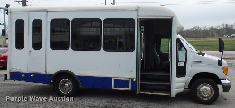 image for item L4652 2006 Ford E350 Super Duty shuttle bus