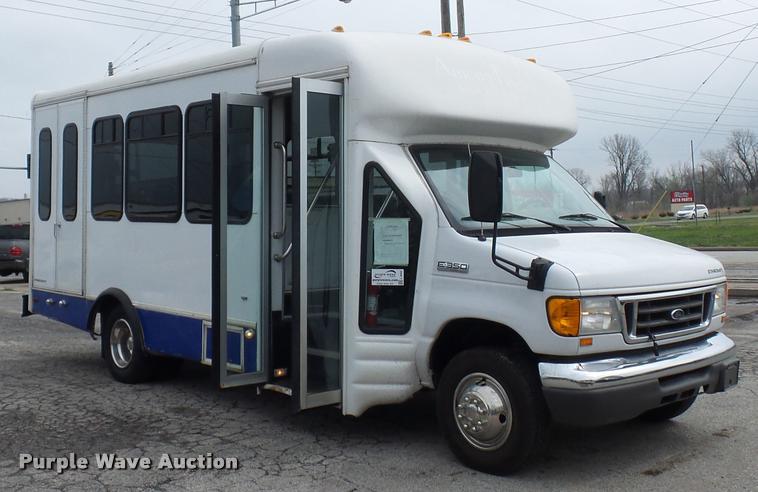 image for item L4652 2006 Ford E350 Super Duty shuttle bus