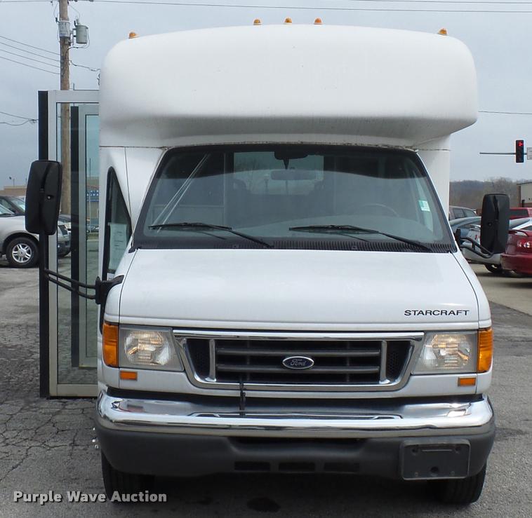 image for item L4652 2006 Ford E350 Super Duty shuttle bus