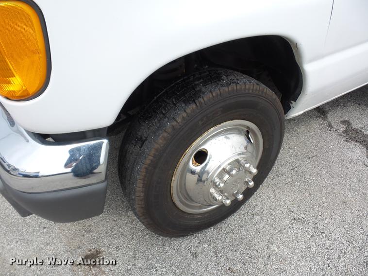 image for item L4652 2006 Ford E350 Super Duty shuttle bus