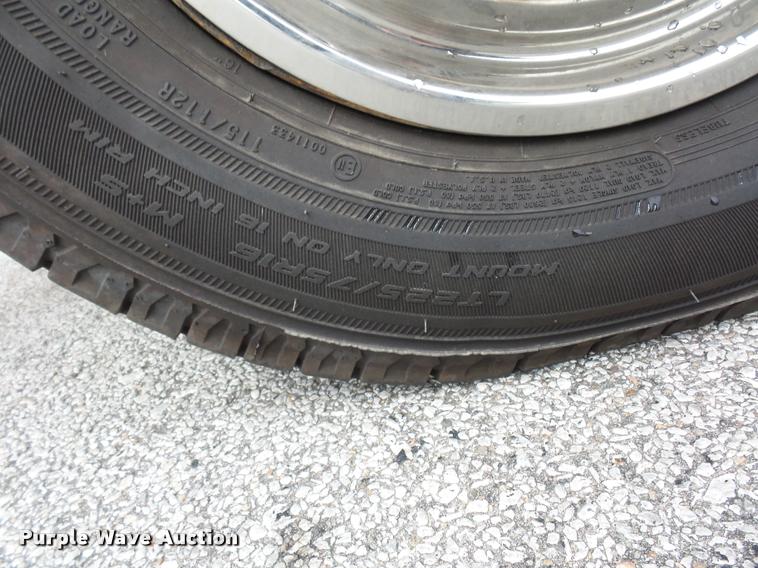 image for item L4652 2006 Ford E350 Super Duty shuttle bus