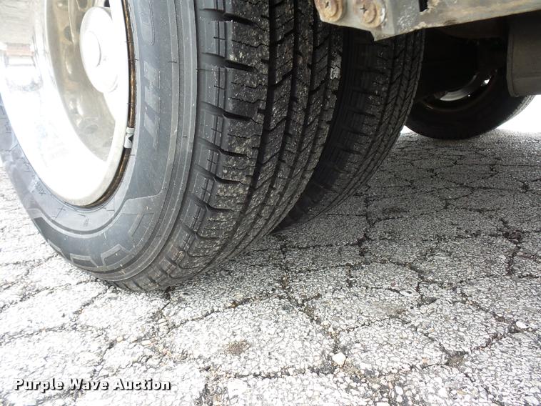 image for item L4652 2006 Ford E350 Super Duty shuttle bus