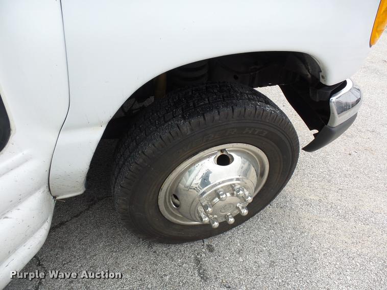 image for item L4652 2006 Ford E350 Super Duty shuttle bus