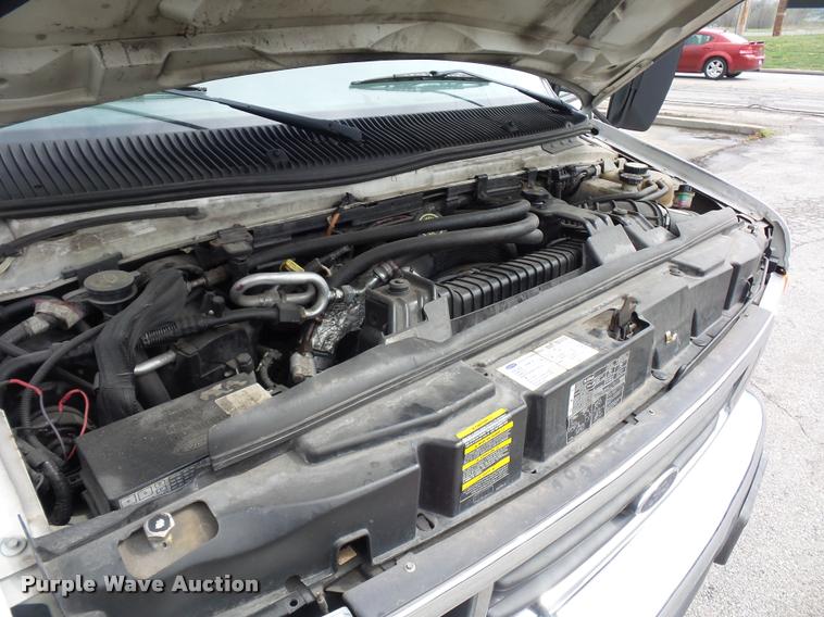 image for item L4652 2006 Ford E350 Super Duty shuttle bus