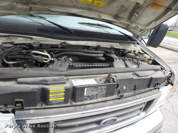 image for item L4652 2006 Ford E350 Super Duty shuttle bus