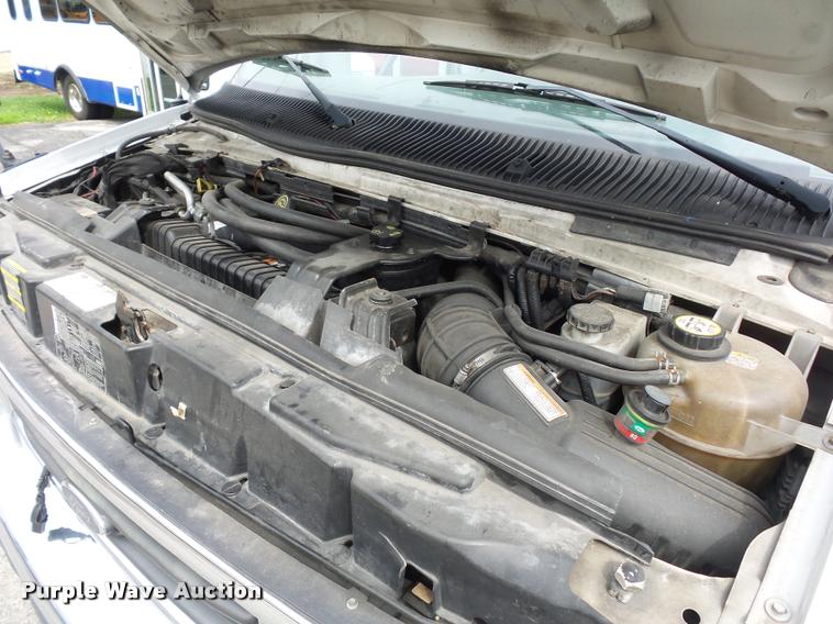 image for item L4652 2006 Ford E350 Super Duty shuttle bus