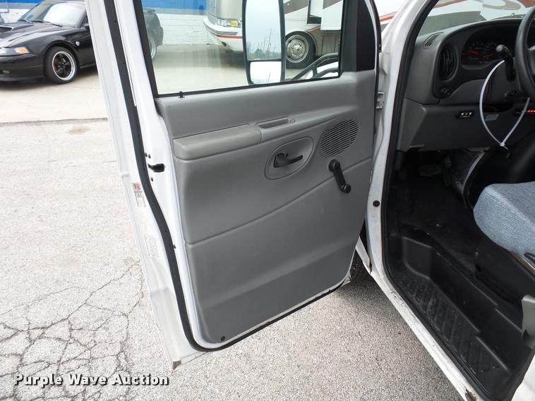 image for item L4652 2006 Ford E350 Super Duty shuttle bus