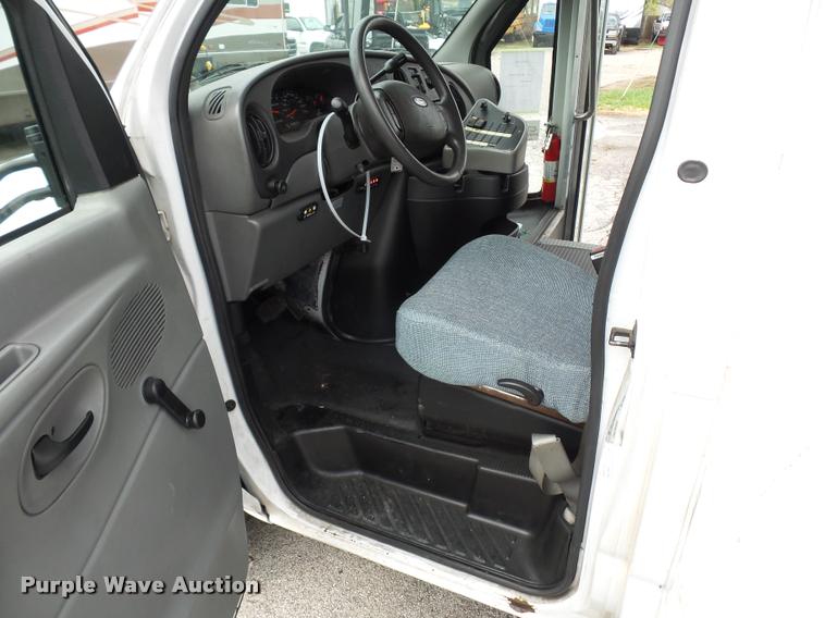image for item L4652 2006 Ford E350 Super Duty shuttle bus