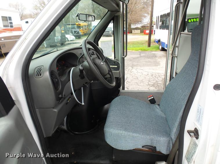 image for item L4652 2006 Ford E350 Super Duty shuttle bus