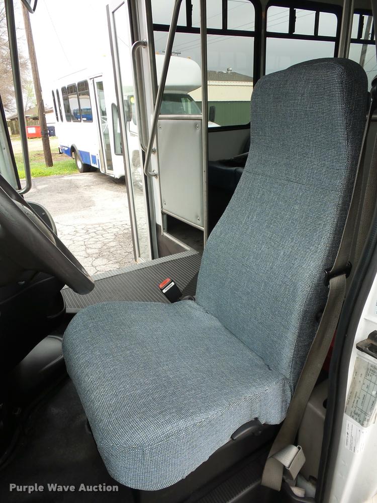 image for item L4652 2006 Ford E350 Super Duty shuttle bus