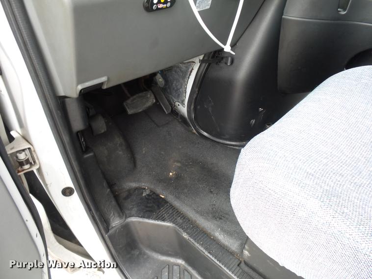 image for item L4652 2006 Ford E350 Super Duty shuttle bus