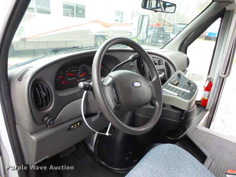 image for item L4652 2006 Ford E350 Super Duty shuttle bus