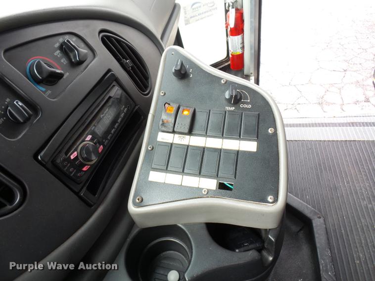 image for item L4652 2006 Ford E350 Super Duty shuttle bus