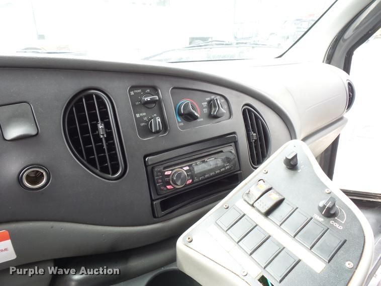 image for item L4652 2006 Ford E350 Super Duty shuttle bus