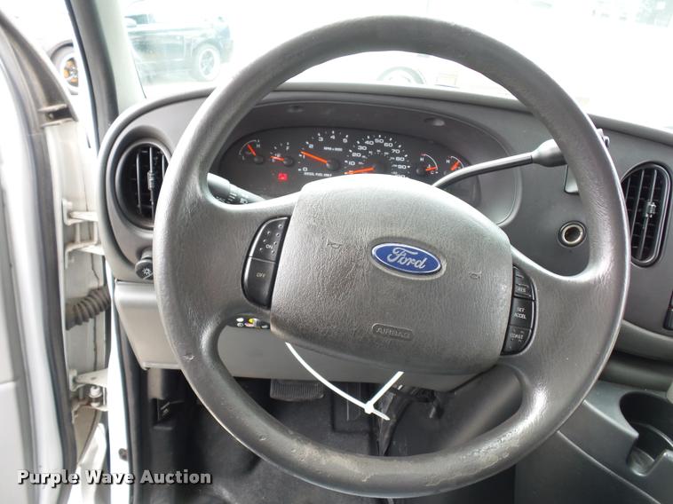 image for item L4652 2006 Ford E350 Super Duty shuttle bus