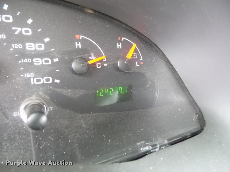 image for item L4652 2006 Ford E350 Super Duty shuttle bus