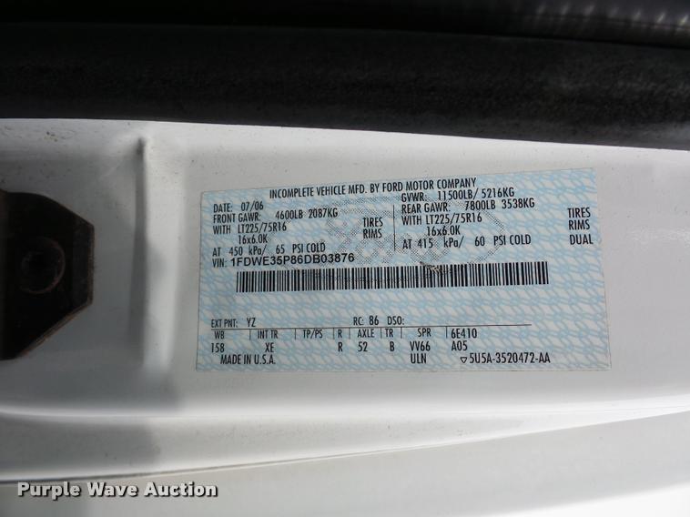 image for item L4652 2006 Ford E350 Super Duty shuttle bus