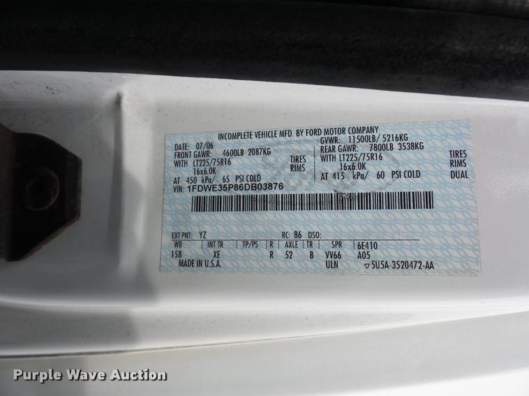 image for item L4652 2006 Ford E350 Super Duty shuttle bus