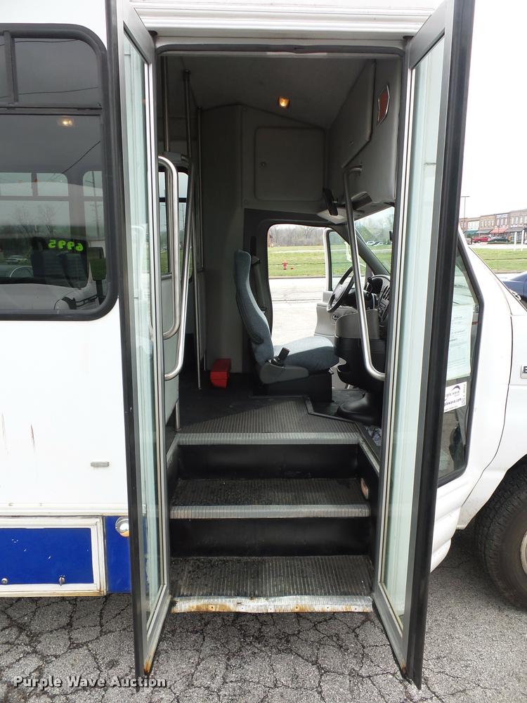 image for item L4652 2006 Ford E350 Super Duty shuttle bus