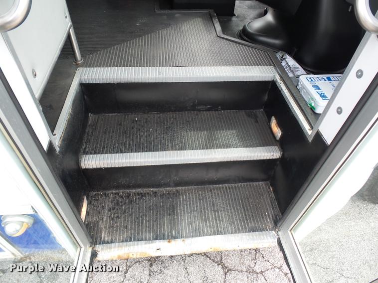 image for item L4652 2006 Ford E350 Super Duty shuttle bus