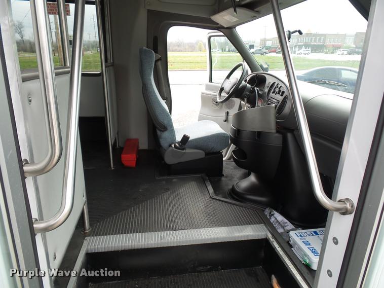 image for item L4652 2006 Ford E350 Super Duty shuttle bus