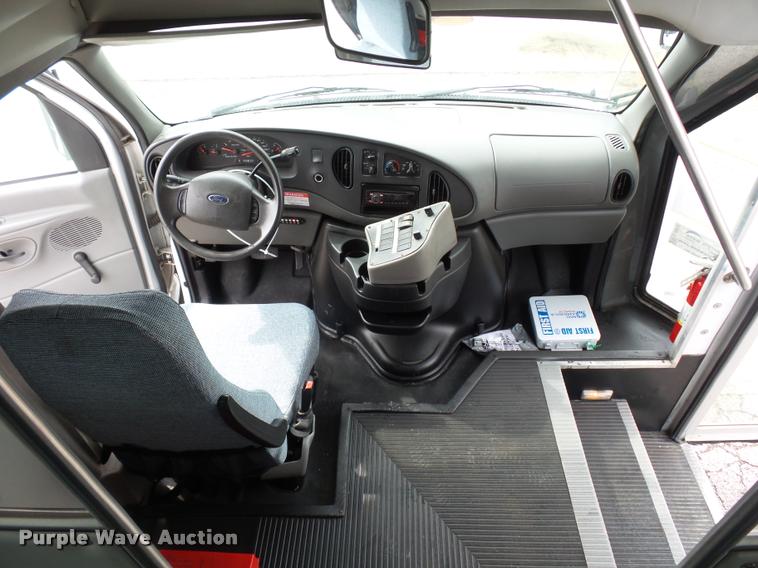 image for item L4652 2006 Ford E350 Super Duty shuttle bus