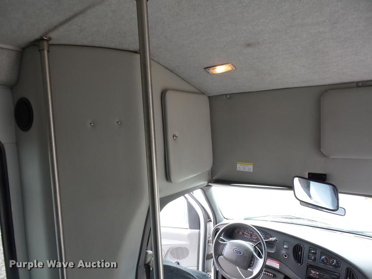 image for item L4652 2006 Ford E350 Super Duty shuttle bus