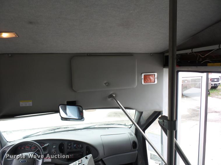 image for item L4652 2006 Ford E350 Super Duty shuttle bus