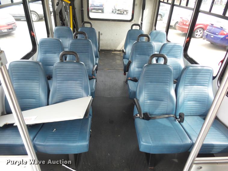 image for item L4652 2006 Ford E350 Super Duty shuttle bus