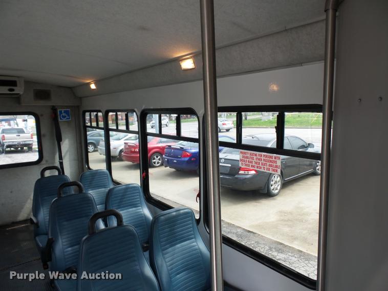 image for item L4652 2006 Ford E350 Super Duty shuttle bus