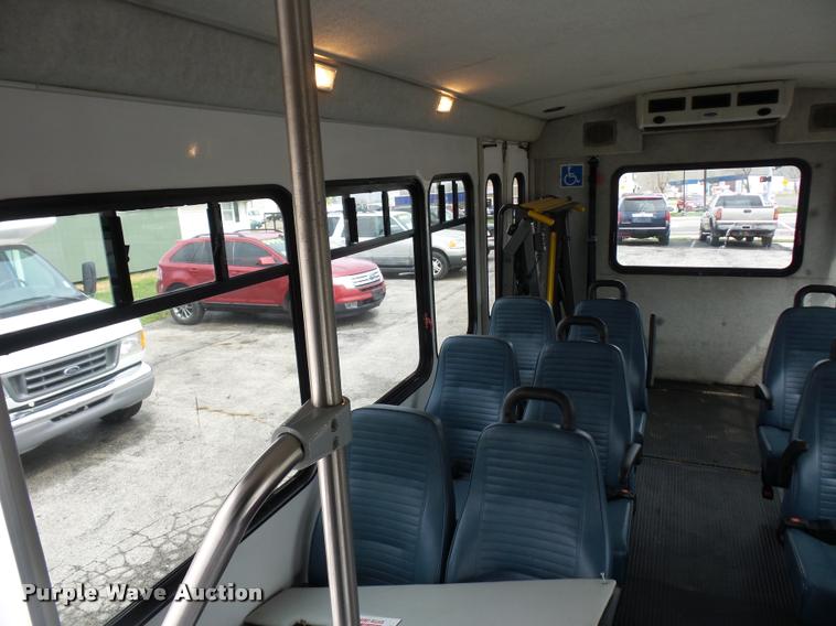 image for item L4652 2006 Ford E350 Super Duty shuttle bus