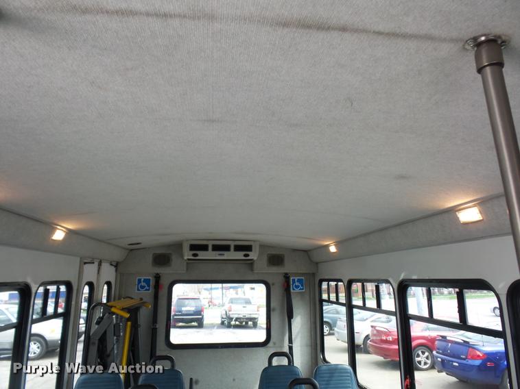 image for item L4652 2006 Ford E350 Super Duty shuttle bus