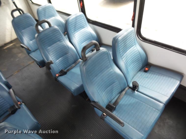 image for item L4652 2006 Ford E350 Super Duty shuttle bus