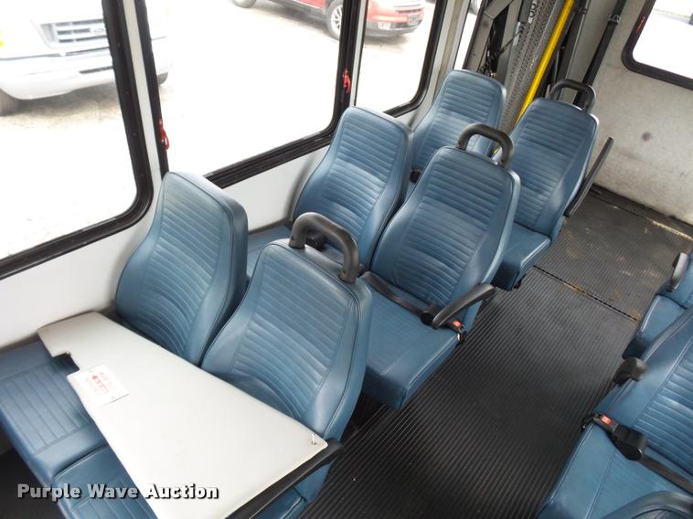 image for item L4652 2006 Ford E350 Super Duty shuttle bus