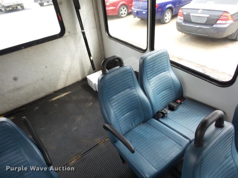 image for item L4652 2006 Ford E350 Super Duty shuttle bus