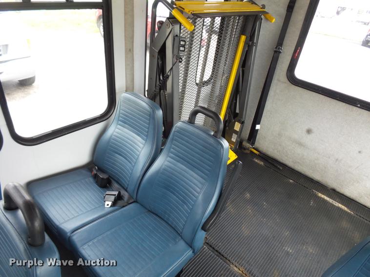 image for item L4652 2006 Ford E350 Super Duty shuttle bus