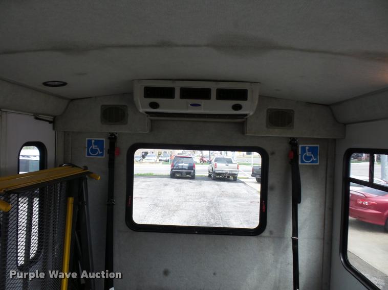 image for item L4652 2006 Ford E350 Super Duty shuttle bus