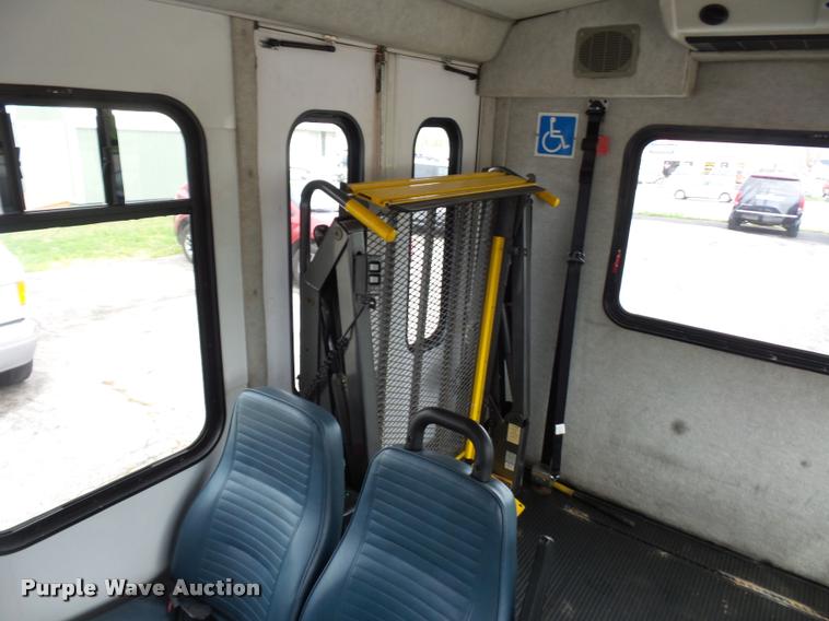 image for item L4652 2006 Ford E350 Super Duty shuttle bus