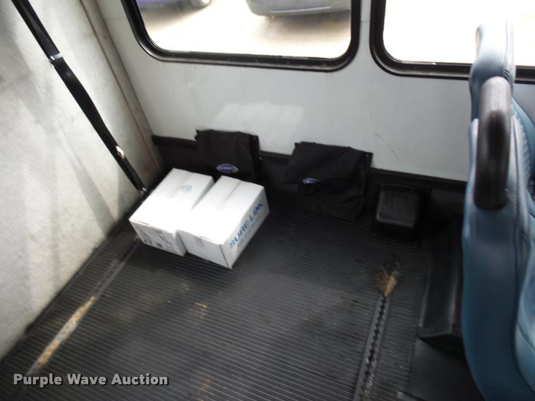 image for item L4652 2006 Ford E350 Super Duty shuttle bus