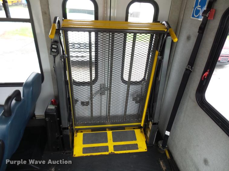 image for item L4652 2006 Ford E350 Super Duty shuttle bus