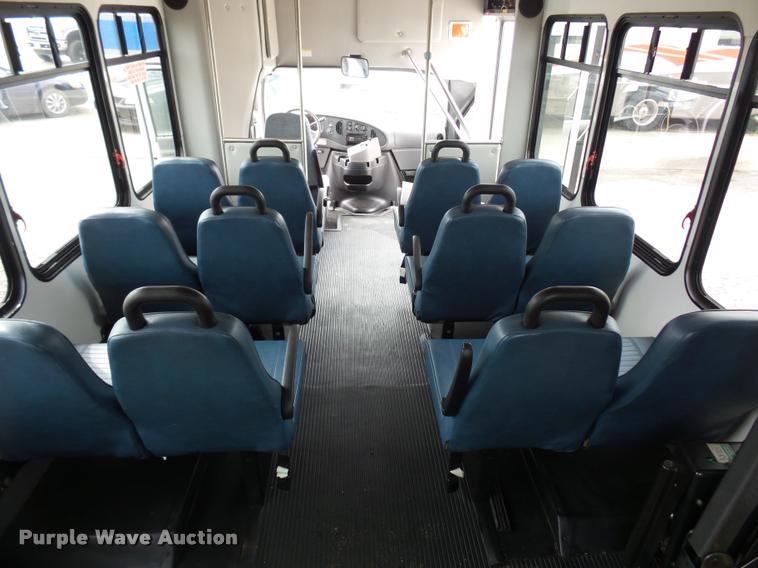 image for item L4652 2006 Ford E350 Super Duty shuttle bus