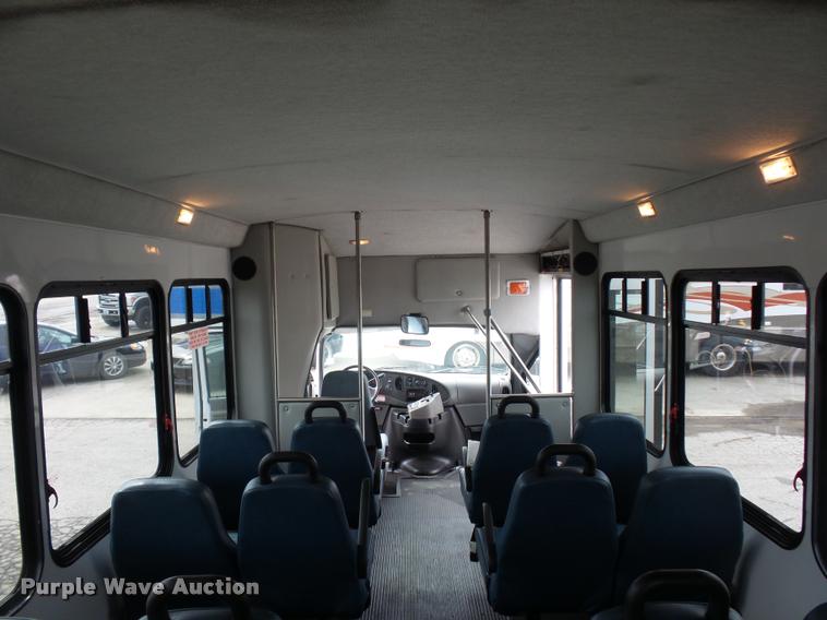 image for item L4652 2006 Ford E350 Super Duty shuttle bus