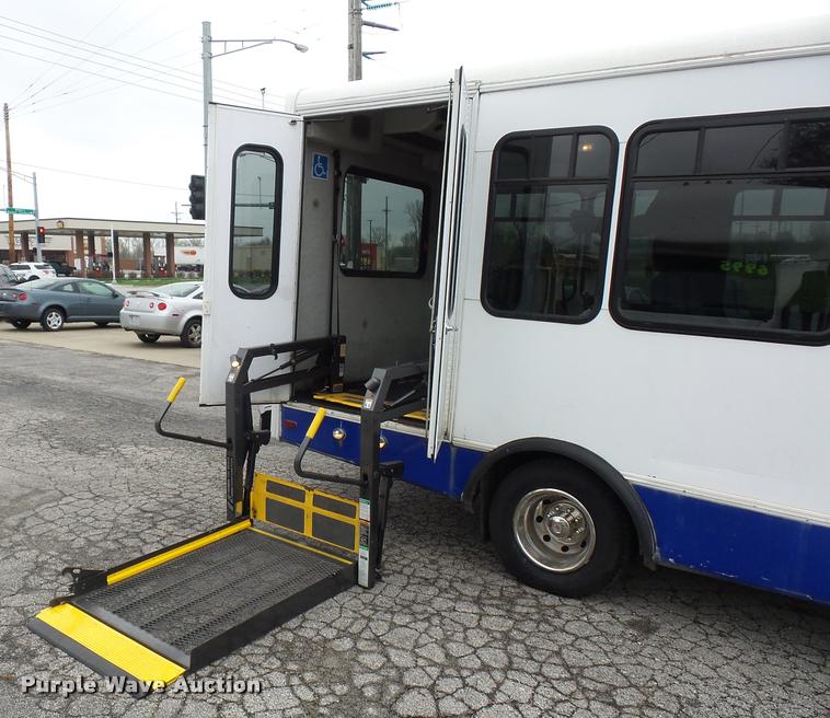 image for item L4652 2006 Ford E350 Super Duty shuttle bus