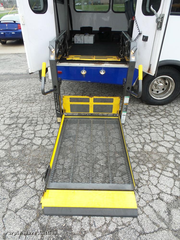 image for item L4652 2006 Ford E350 Super Duty shuttle bus