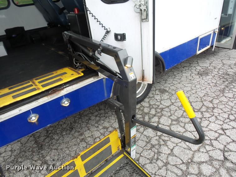 image for item L4652 2006 Ford E350 Super Duty shuttle bus