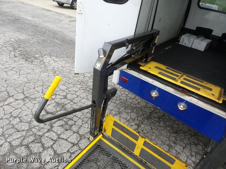 image for item L4652 2006 Ford E350 Super Duty shuttle bus