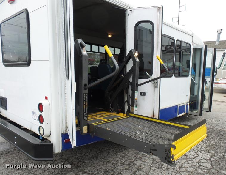 image for item L4652 2006 Ford E350 Super Duty shuttle bus