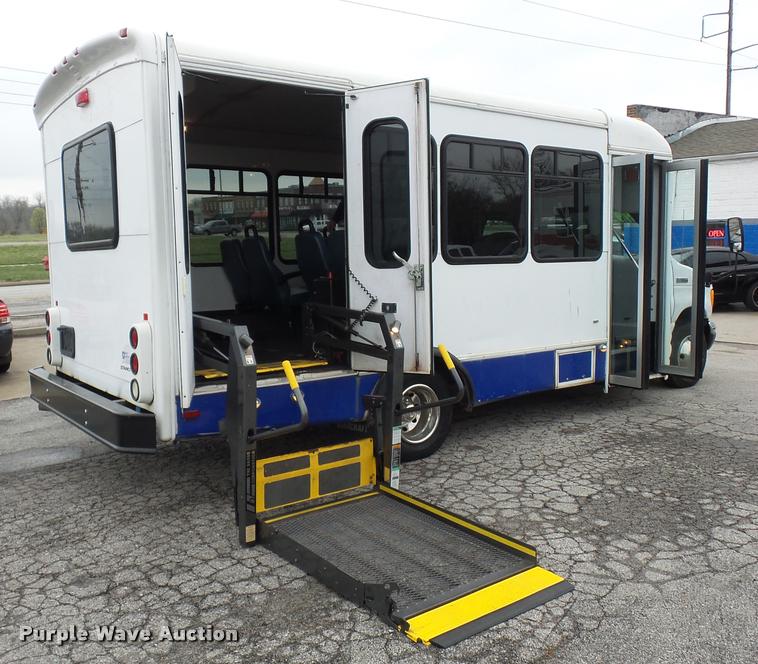 image for item L4652 2006 Ford E350 Super Duty shuttle bus